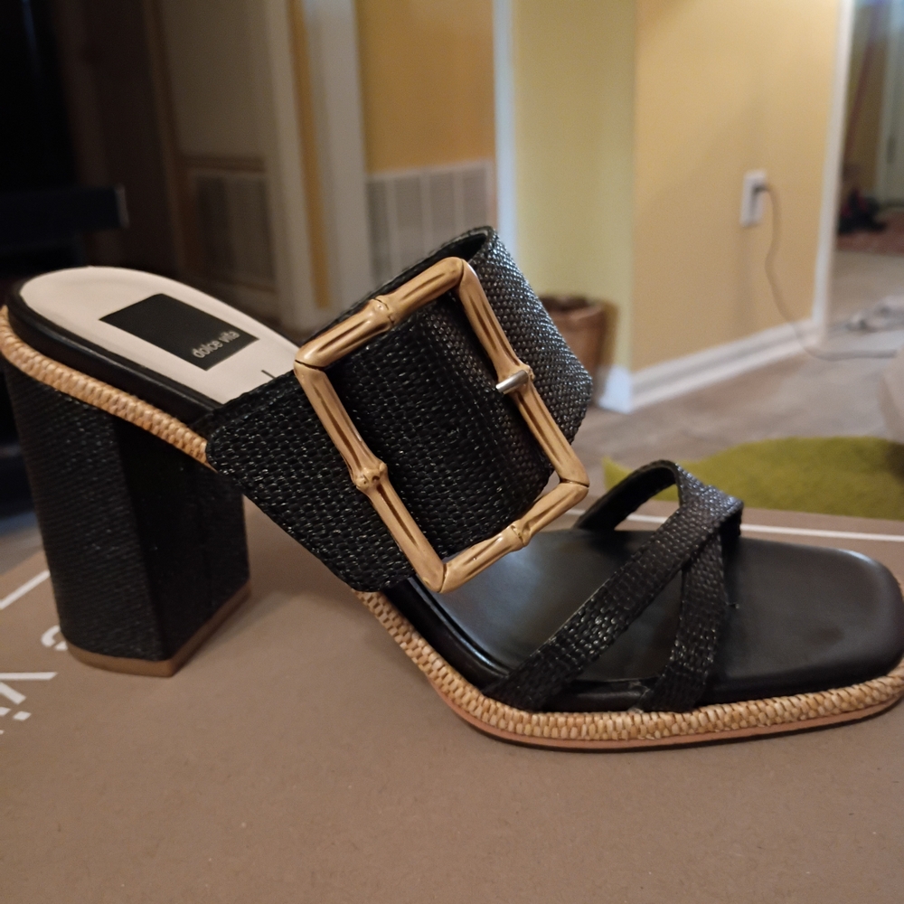 PERFECT CONDITION... DOLCE VITA Onnie Raffia SANDALS with Box..Size 8...$40